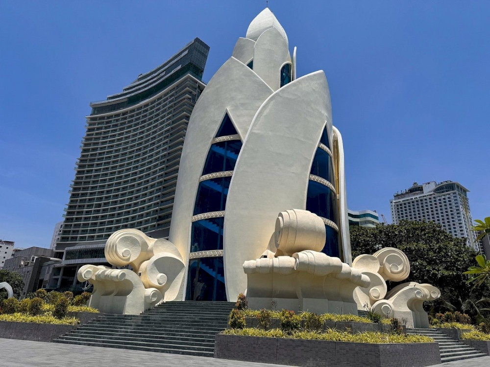 Visit Agarwood Tower between February and September for the most pleasant weather and optimal sightseeing conditions